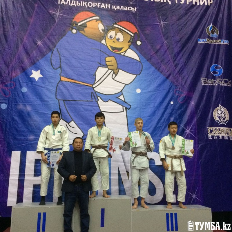 Жалаңаш қыз бос уақытында кискаға мастурбация жасайды.